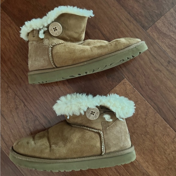 UGG Mini Bailey Button II - Picture 1 of 6